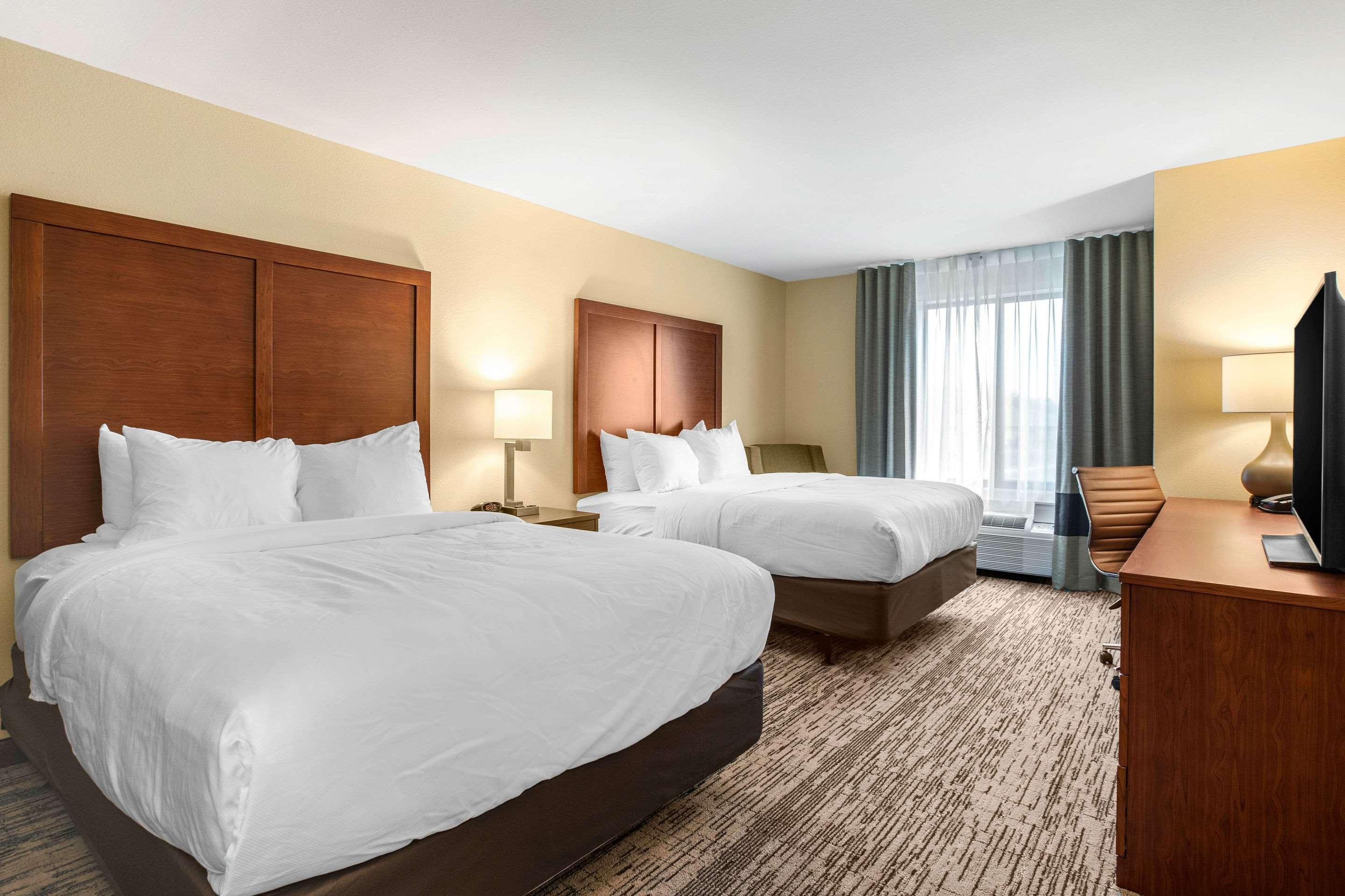 Comfort Inn & Suites Ames Near Isu Campus Bagian luar foto