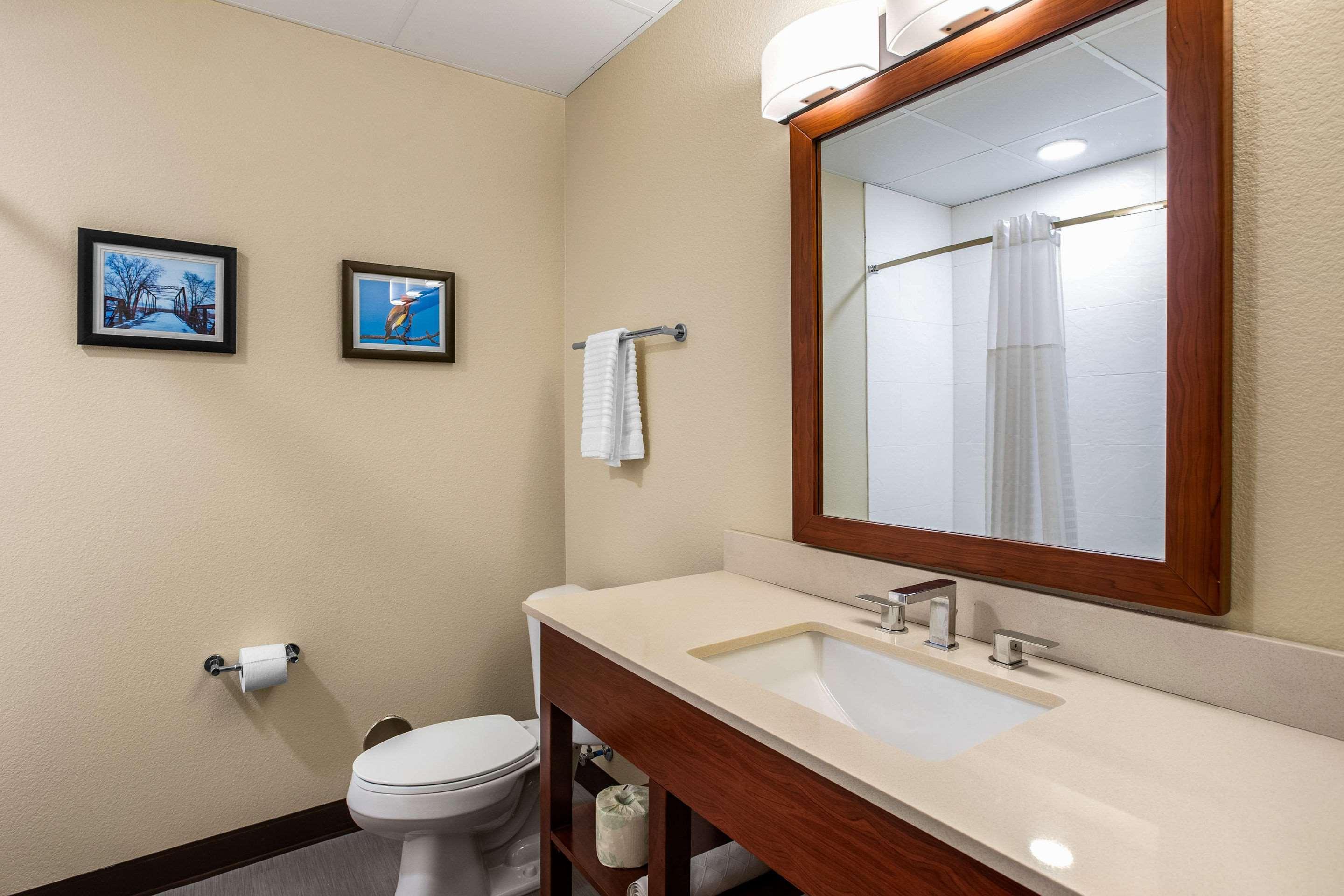Comfort Inn & Suites Ames Near Isu Campus Bagian luar foto