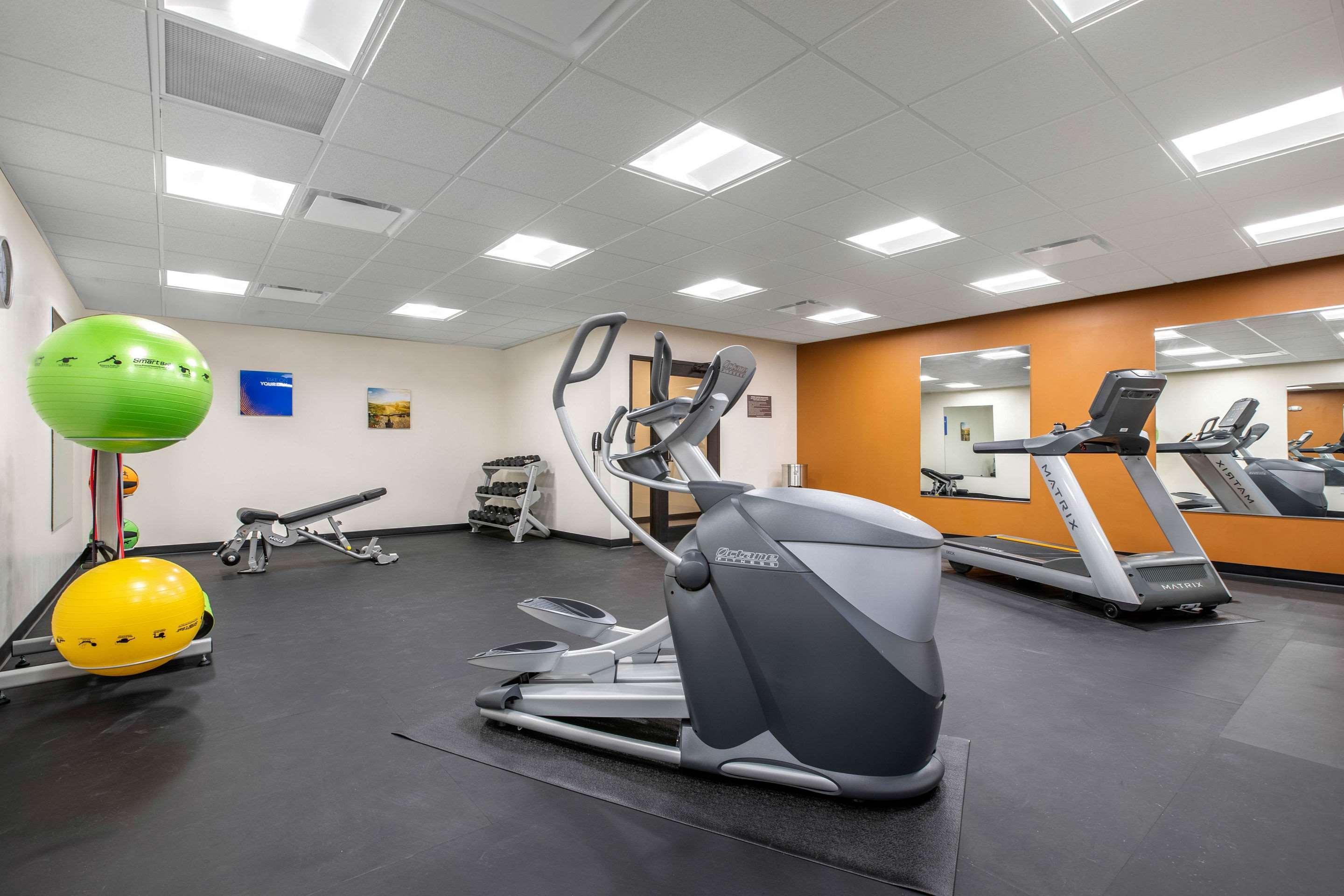 Comfort Inn & Suites Ames Near Isu Campus Bagian luar foto