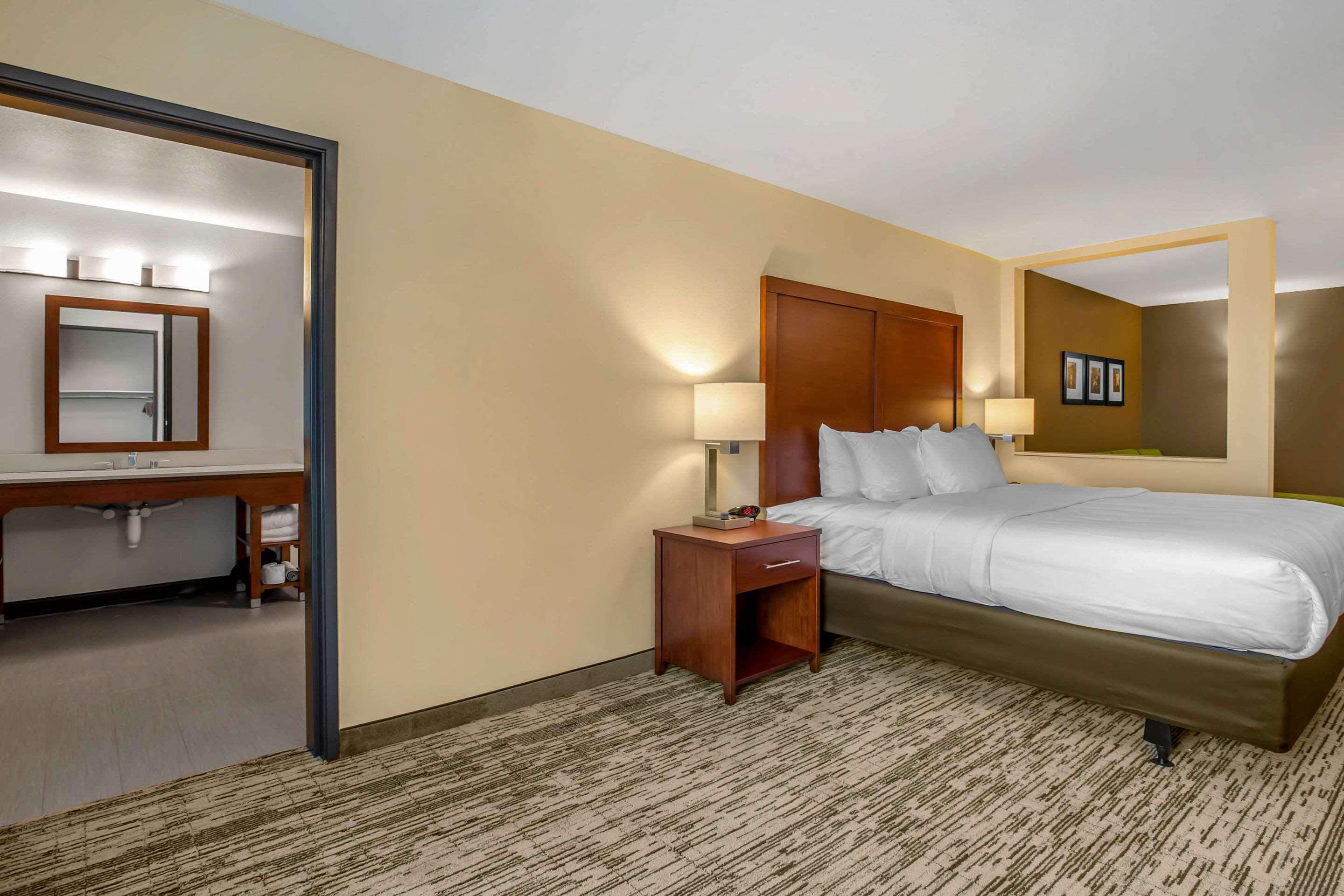 Comfort Inn & Suites Ames Near Isu Campus Bagian luar foto
