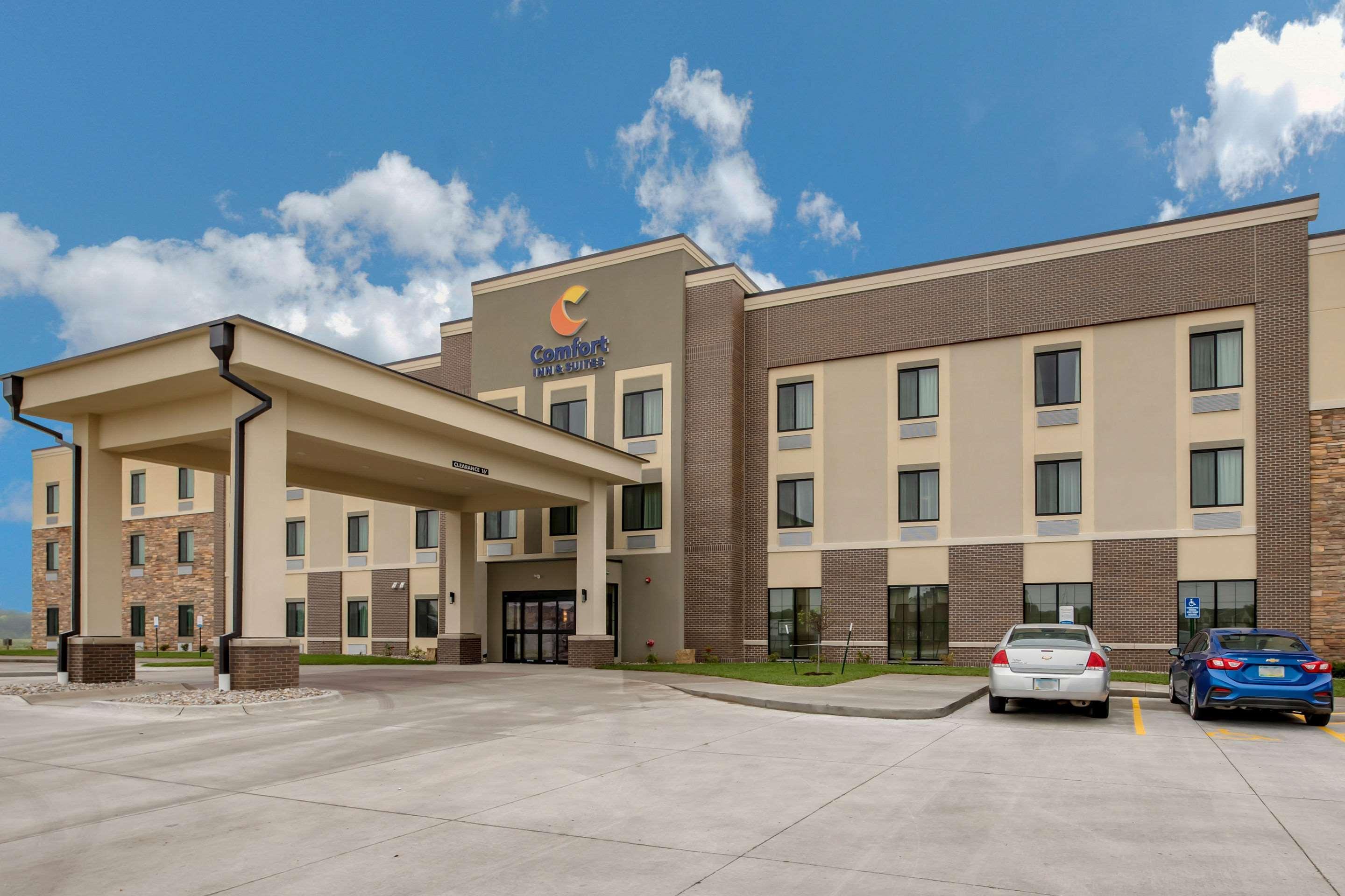 Comfort Inn & Suites Ames Near Isu Campus Bagian luar foto