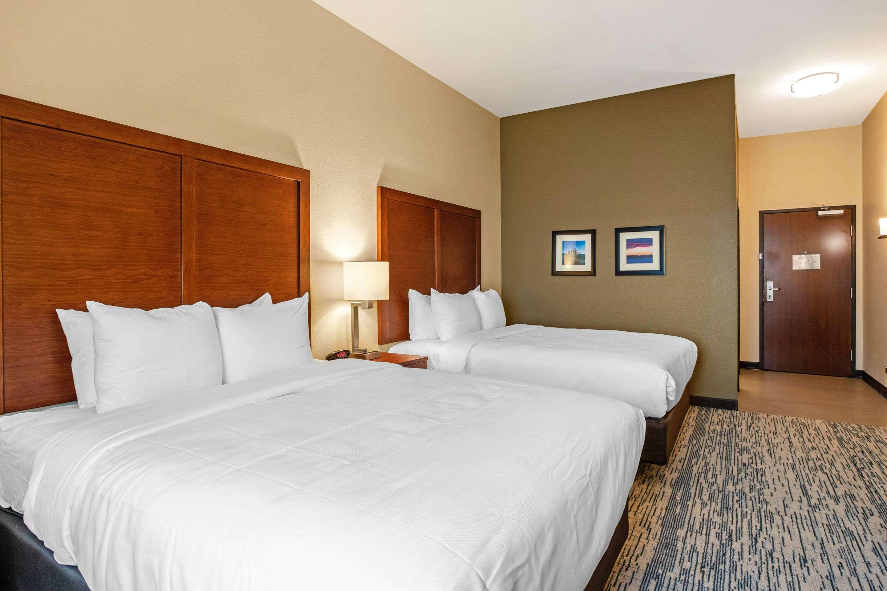 Comfort Inn & Suites Ames Near Isu Campus Bagian luar foto