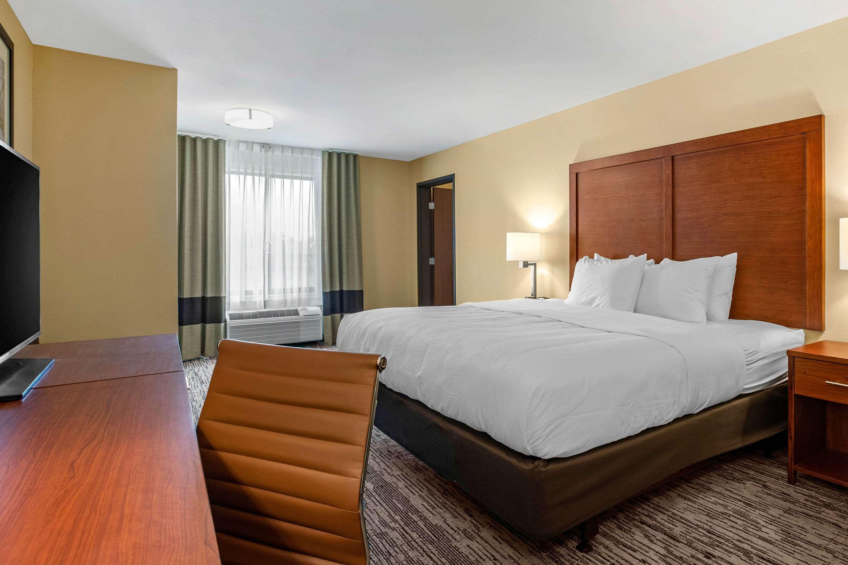 Comfort Inn & Suites Ames Near Isu Campus Bagian luar foto