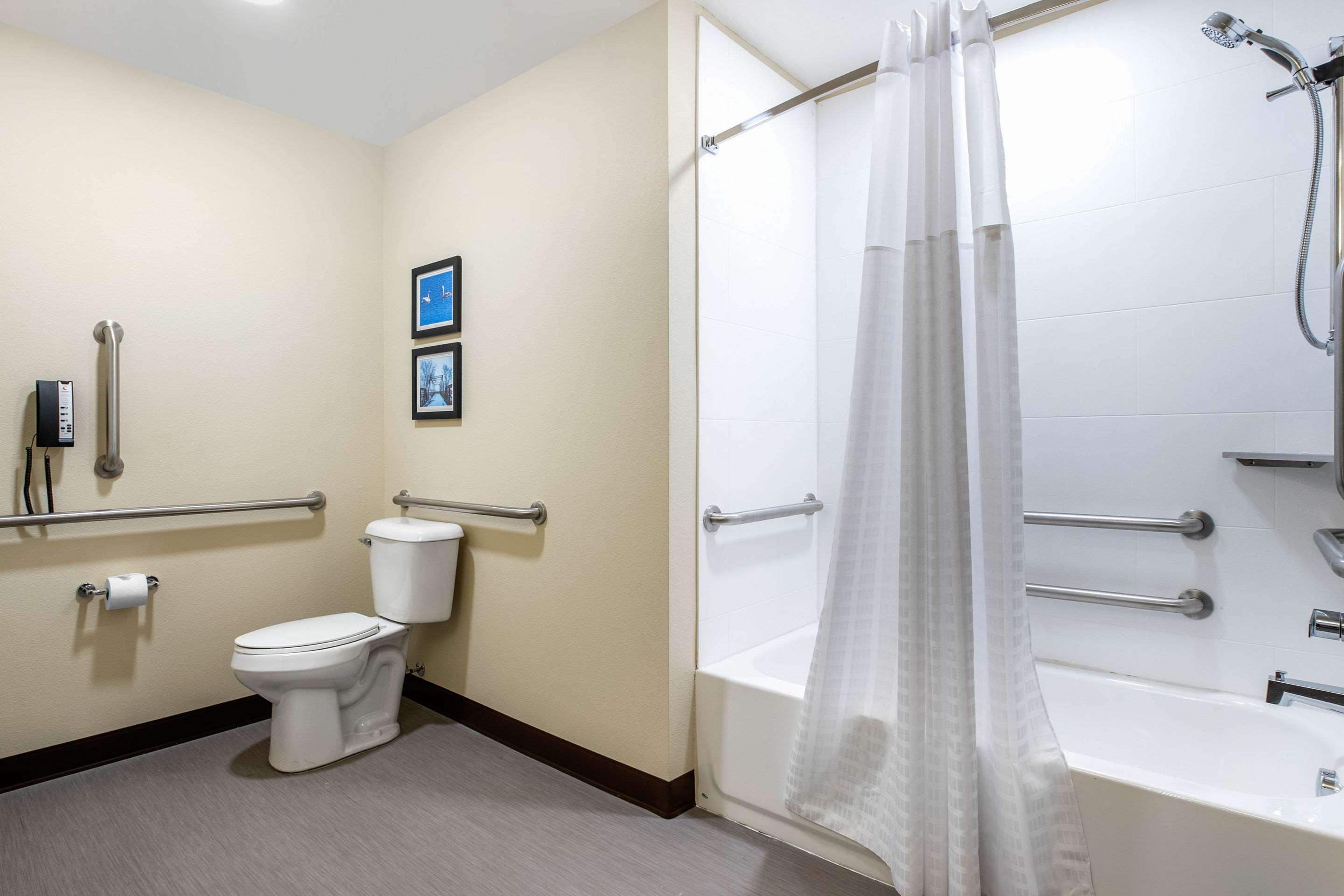 Comfort Inn & Suites Ames Near Isu Campus Bagian luar foto