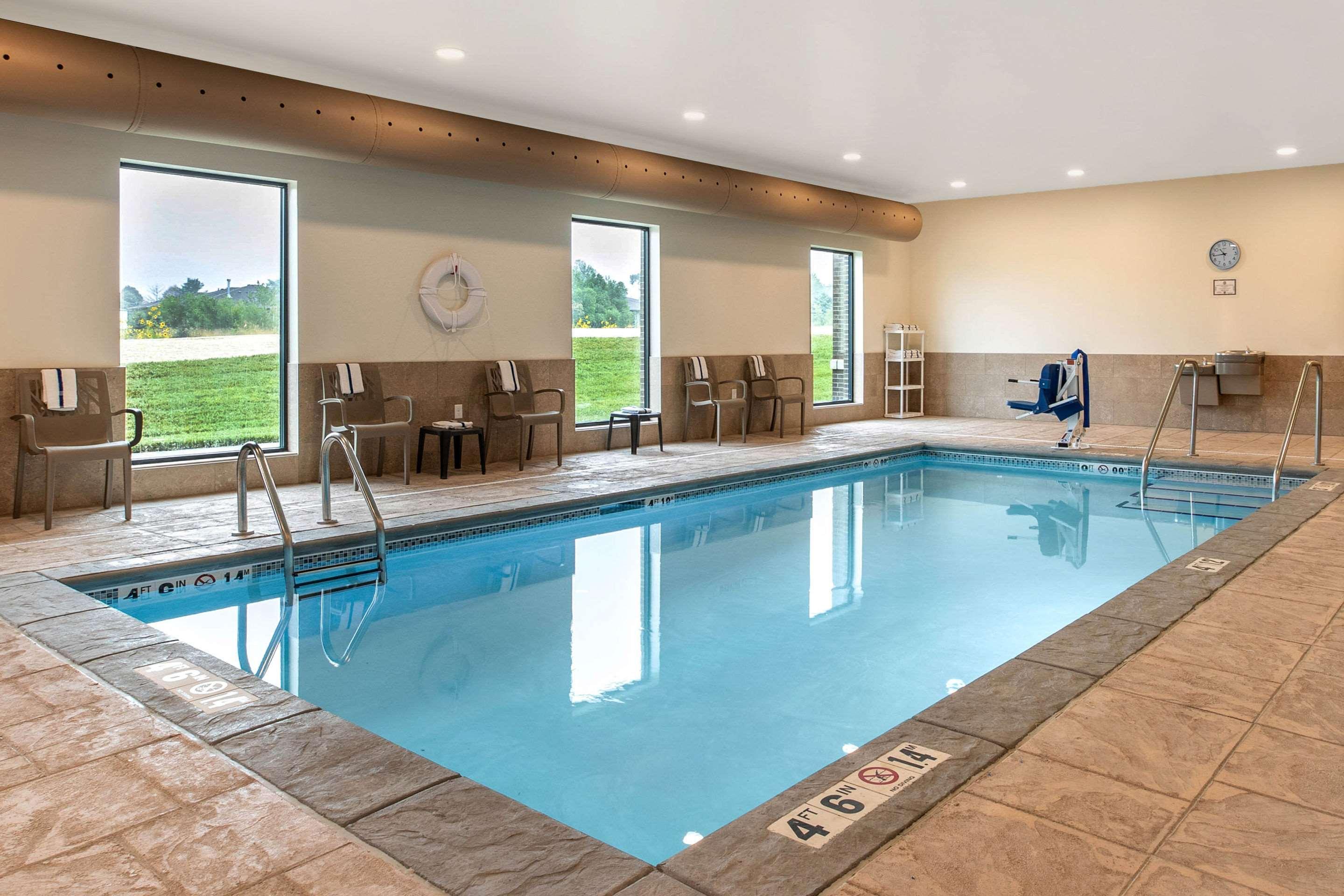 Comfort Inn & Suites Ames Near Isu Campus Bagian luar foto